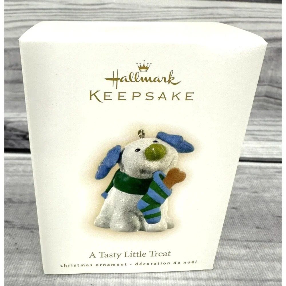 Hallmark‎ Keepsake Ornament 2009 A TASTY LITTLE TREAT DOG